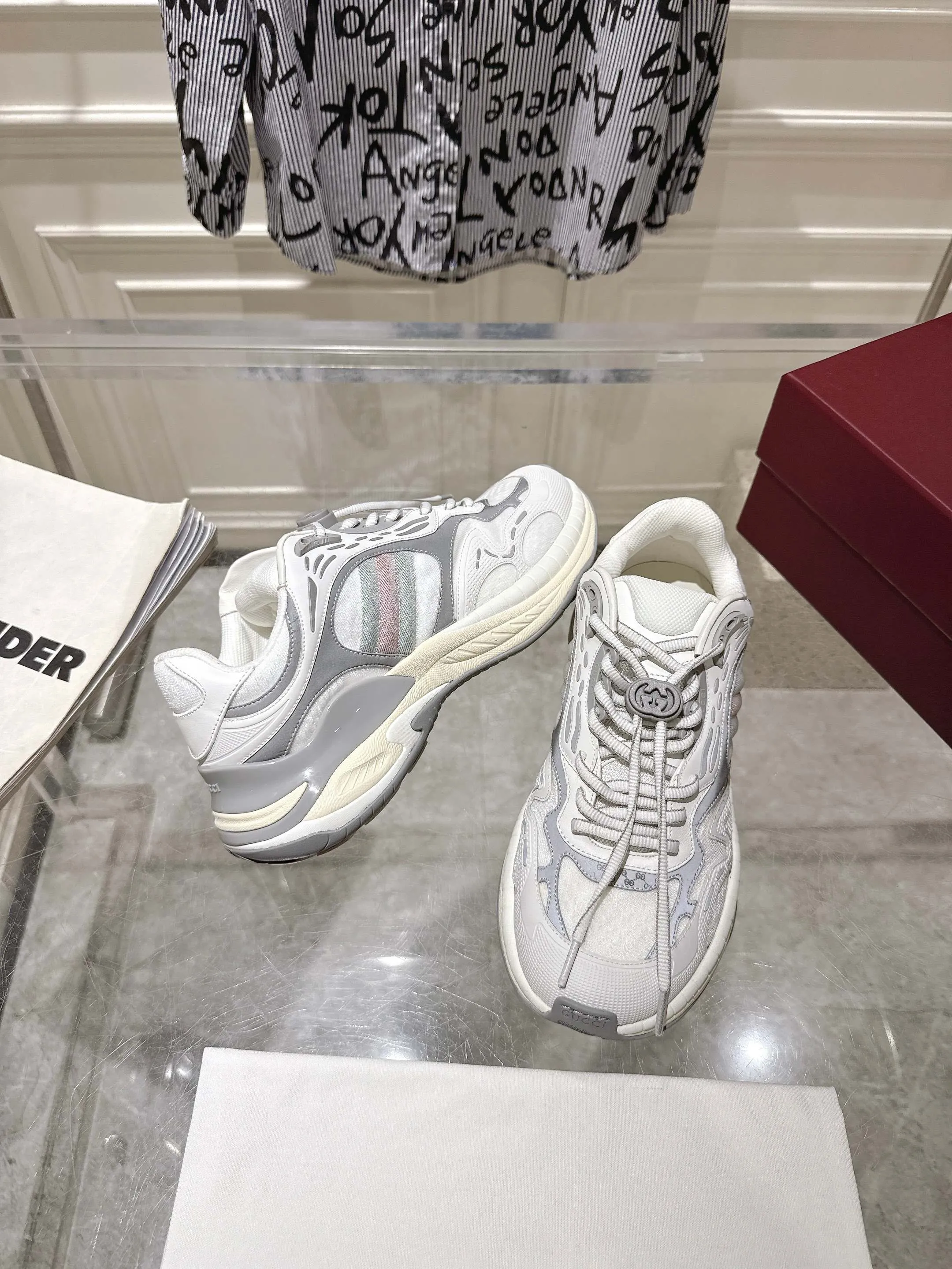 👟👟Ex-factory price 980👟👟Upgraded version with airplane case Gucci Gucci 25ss hot new style couple style retro sports shoes dad shoes This Gucci 2.0 reinterprets the brand's iconic striped webbing elements. This new interpretation of iconic details uses EVA thick soles with a smart silhouette, bringing a stable and comfortable wearing experience. Delivered in exquisite packaging. Fabric: Made of original imported cowhide/technical fabric. Inner foot pad: Breathable mesh. Heel height: 4cm. Sole: Original customized ultra-light foam rubber outsole. Size: 35-45 (women's size 40, men's size 45, custom-made, non-returnable)